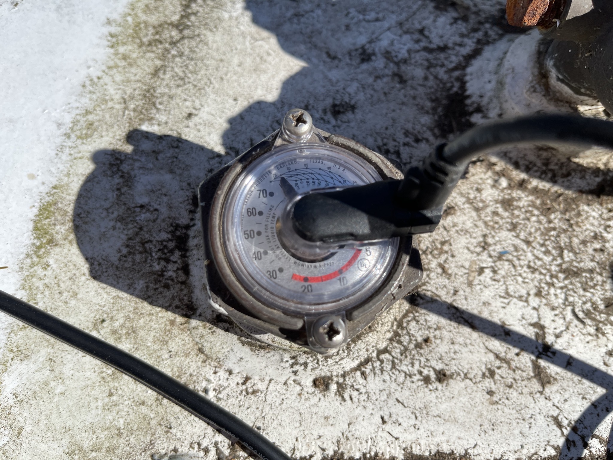 Propane tank level gauge with sensor