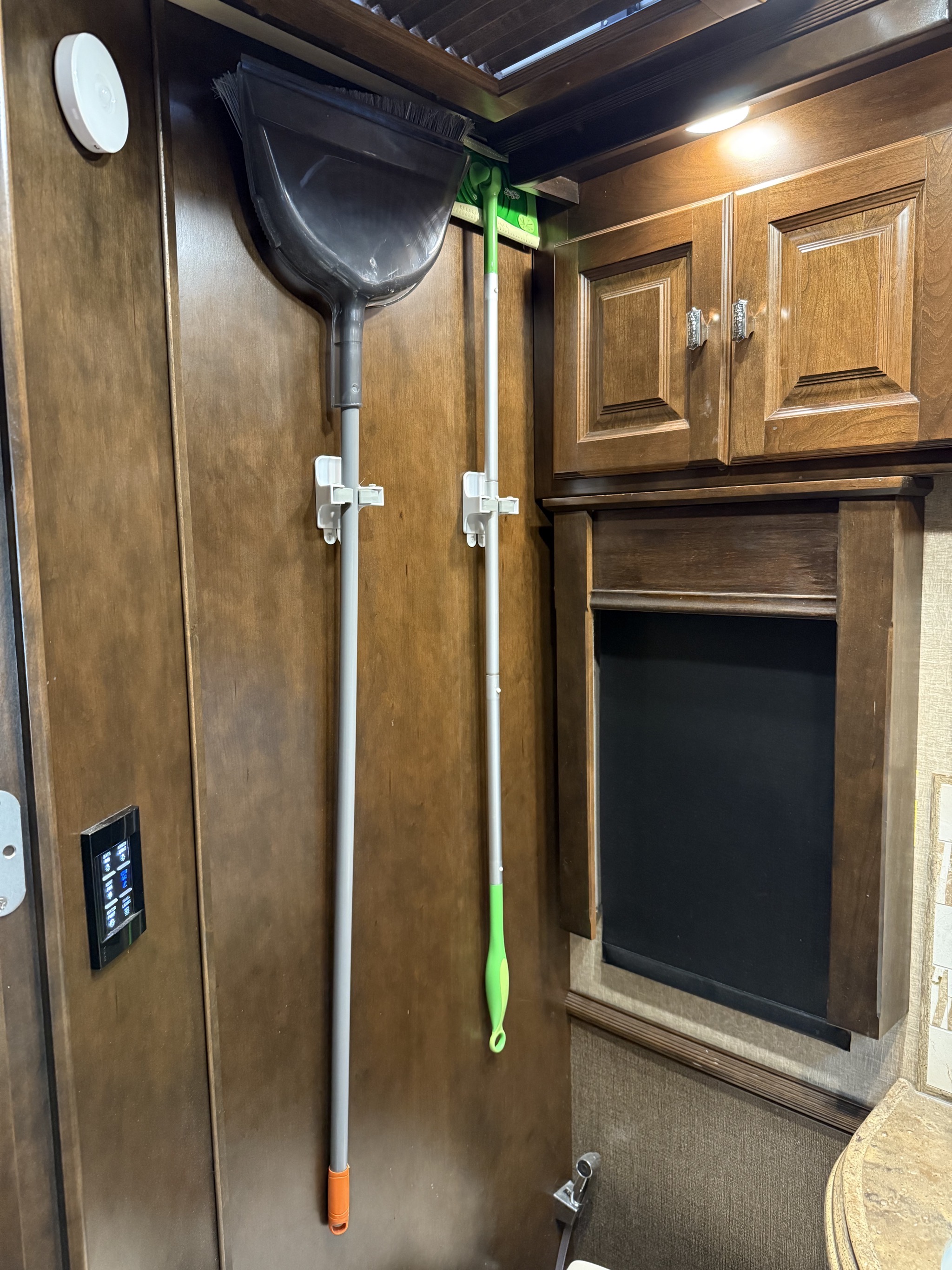 Broom hanging grippers