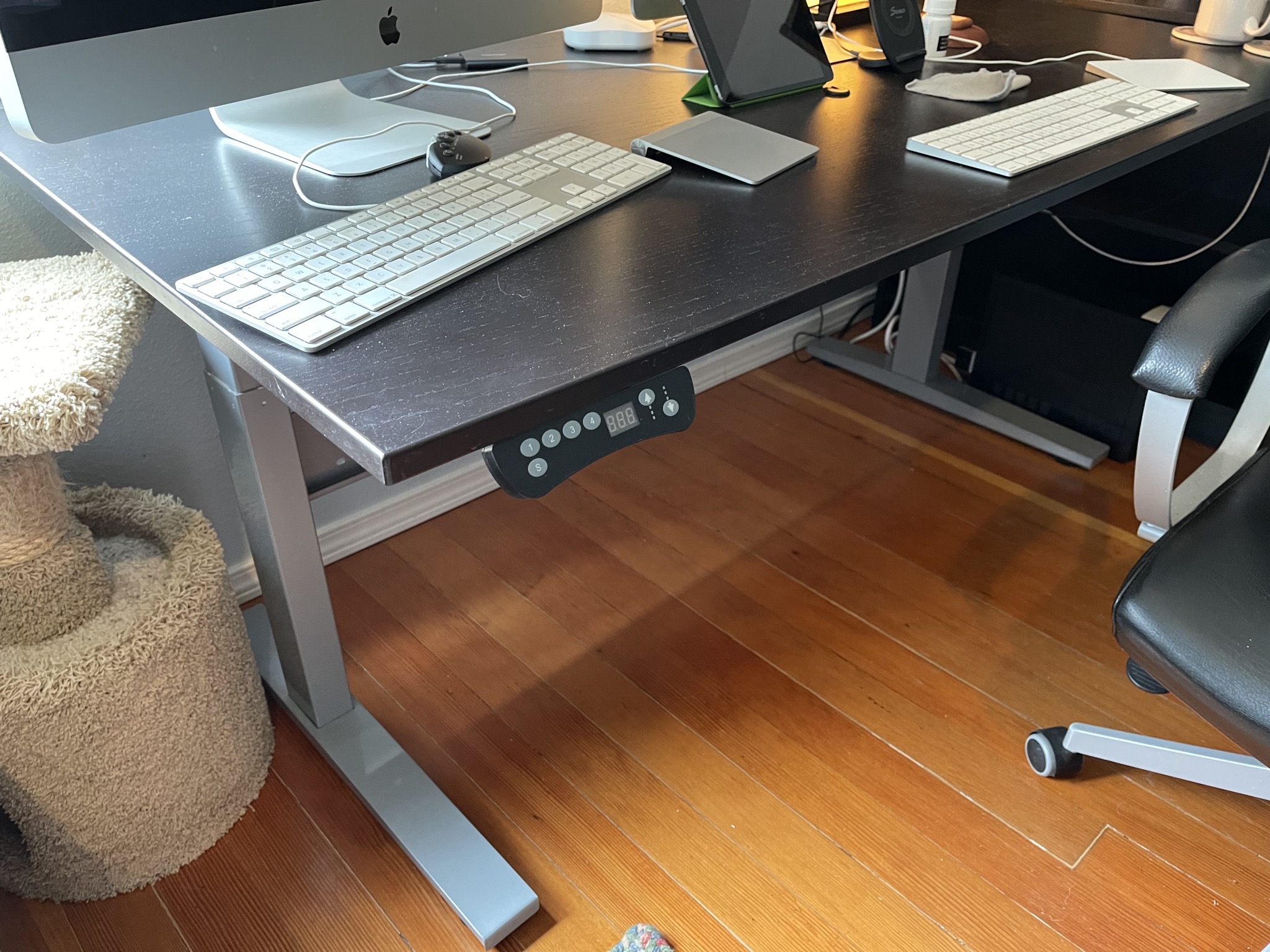 Height adjustable desk