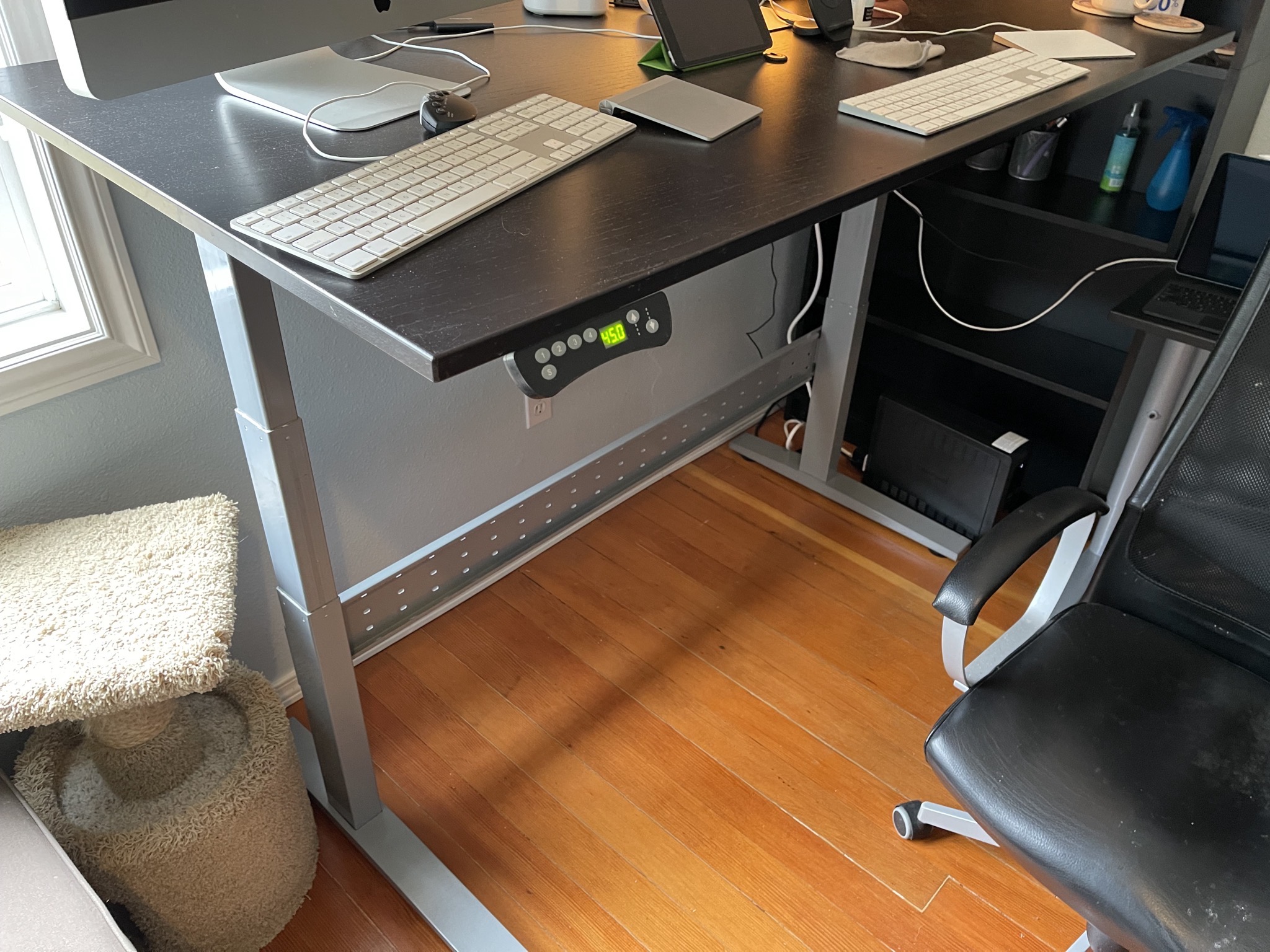 Height adjustable desk