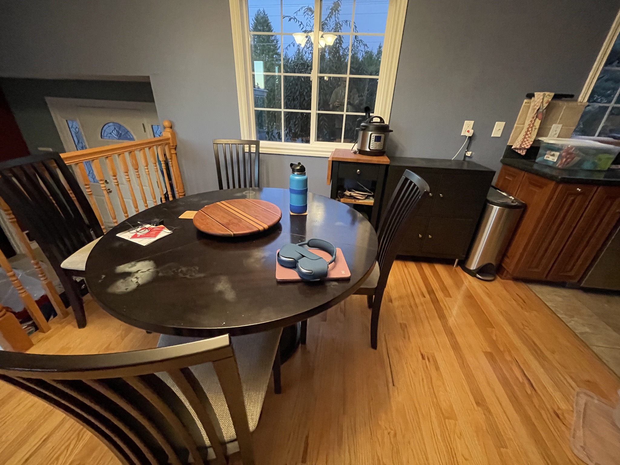 Expanding dining table